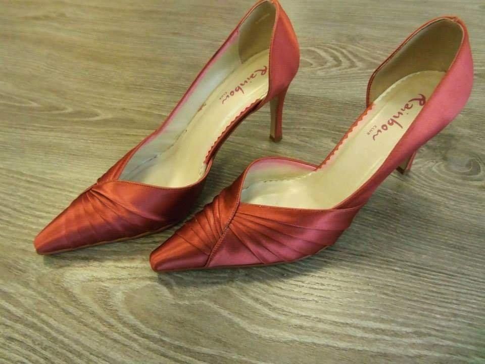 Tummanpunaiset satiiniset kengät koko 37,5