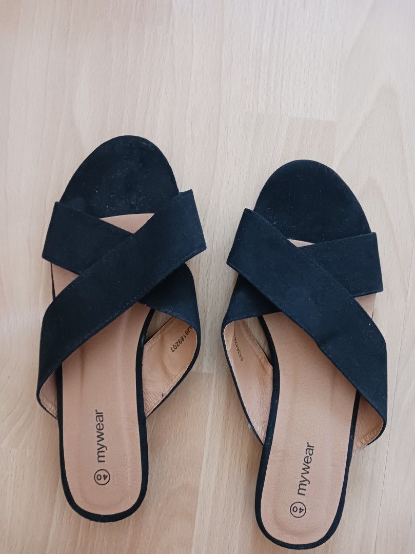 Uudet mustat sandaalit