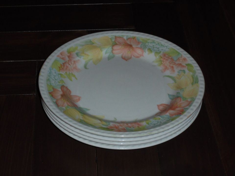 4 lautasta, hempeä kukkakuvio