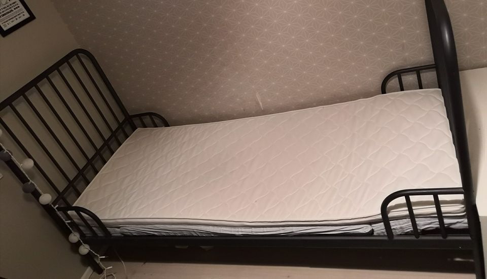 Musta metallinen sänky