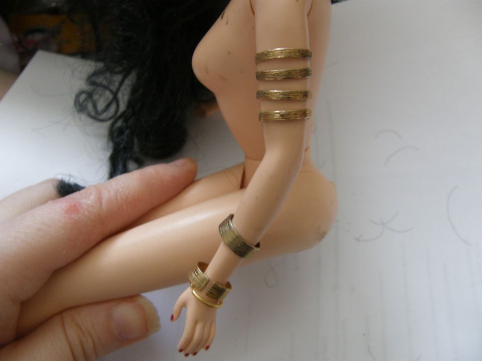 Kullan väriset Barbie- nuken käsivarsirenkaat
