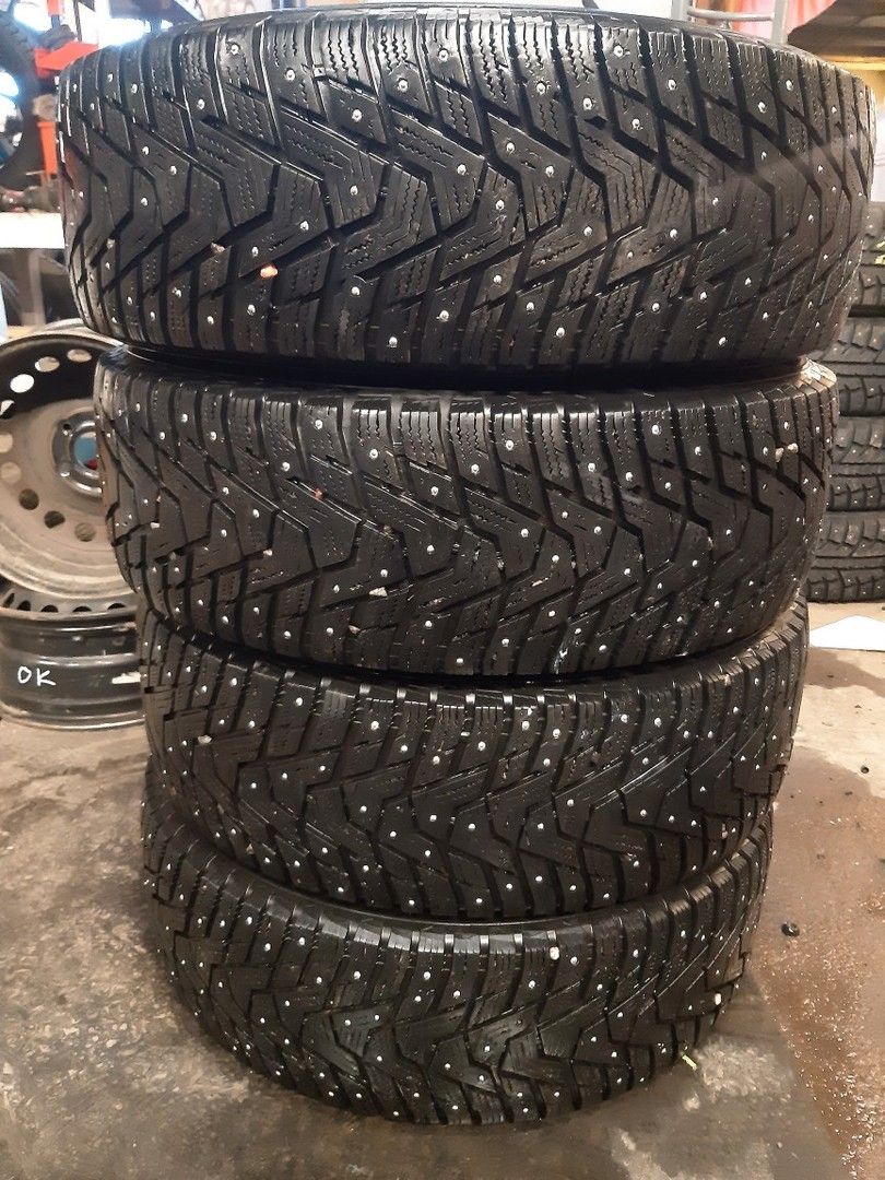 215/65R16 102T Hankook W429 nastarenkaat