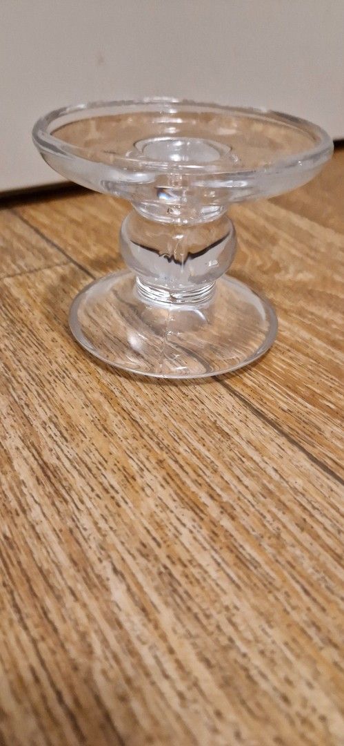 Finnmarin lasinen kynttilänjalka