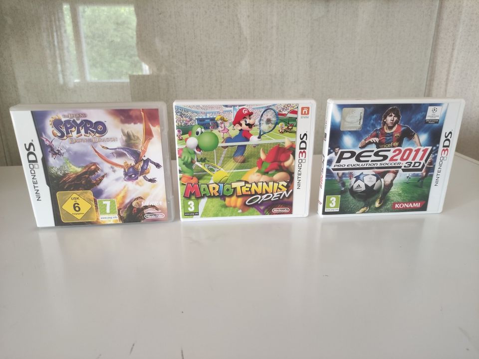 3:n Nintendo DS pelin paketti: Spyro, Mario, PES2011