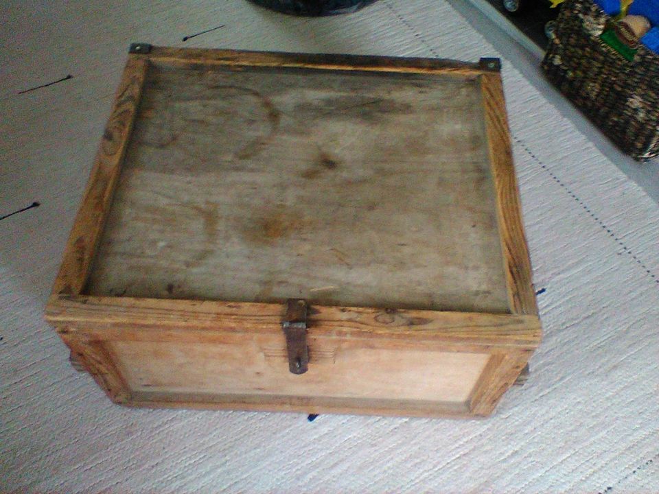 Vanha puinen kuljetus laatikko