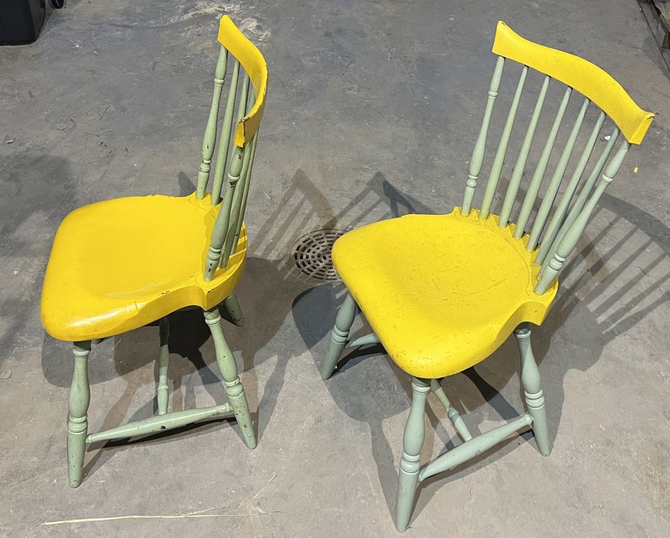 Vanhoja tuoleja, umpipuuta 2 kpl