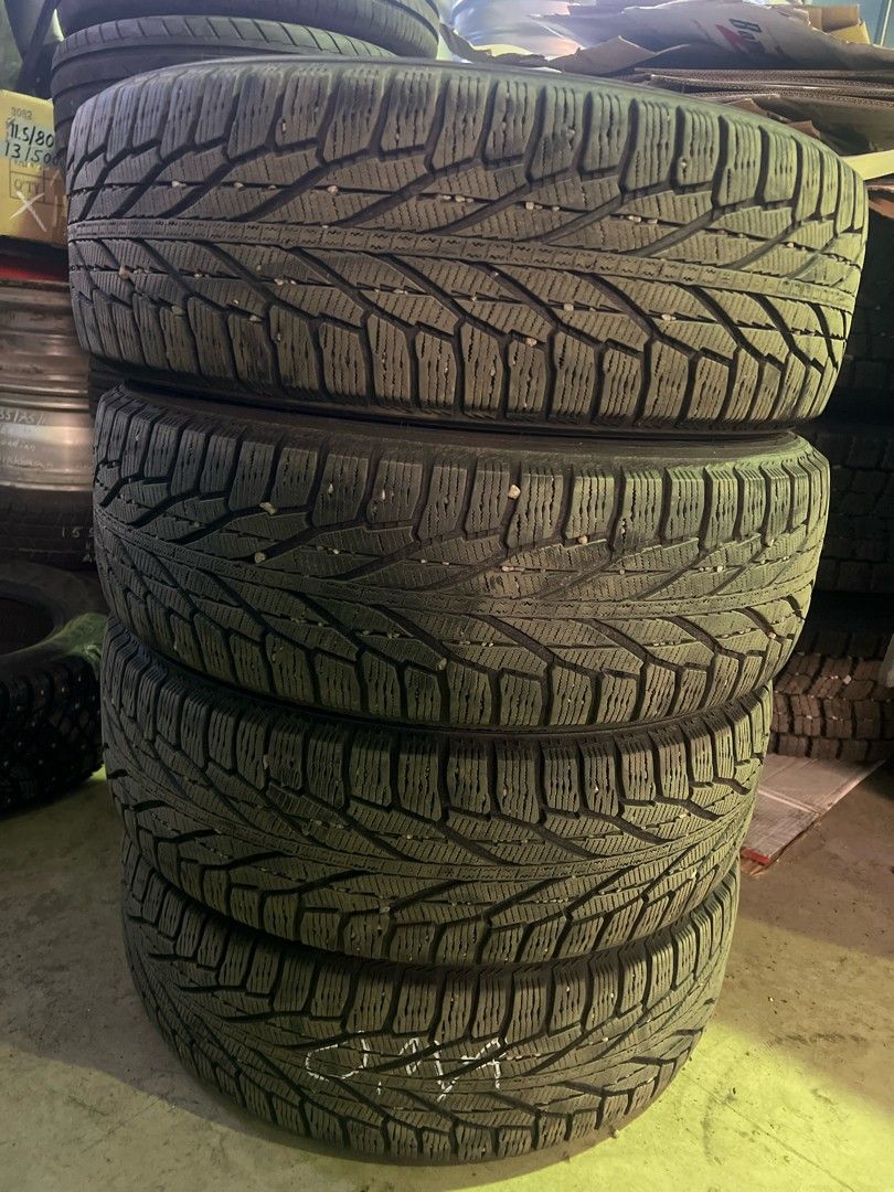 225/65R17 Nokian Hakkapeliitta R2 SUV