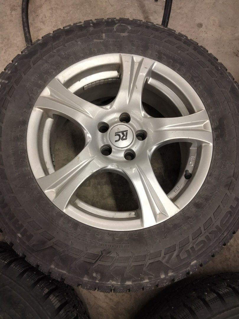 215/70R16 Nokian Hakkapeliitta 7 Subarun vanteella