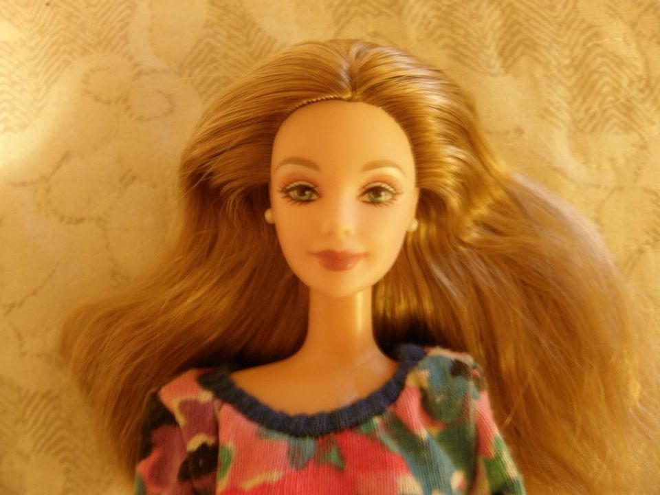 Punertavatukkainen Barbie- nukke + asu UUSI