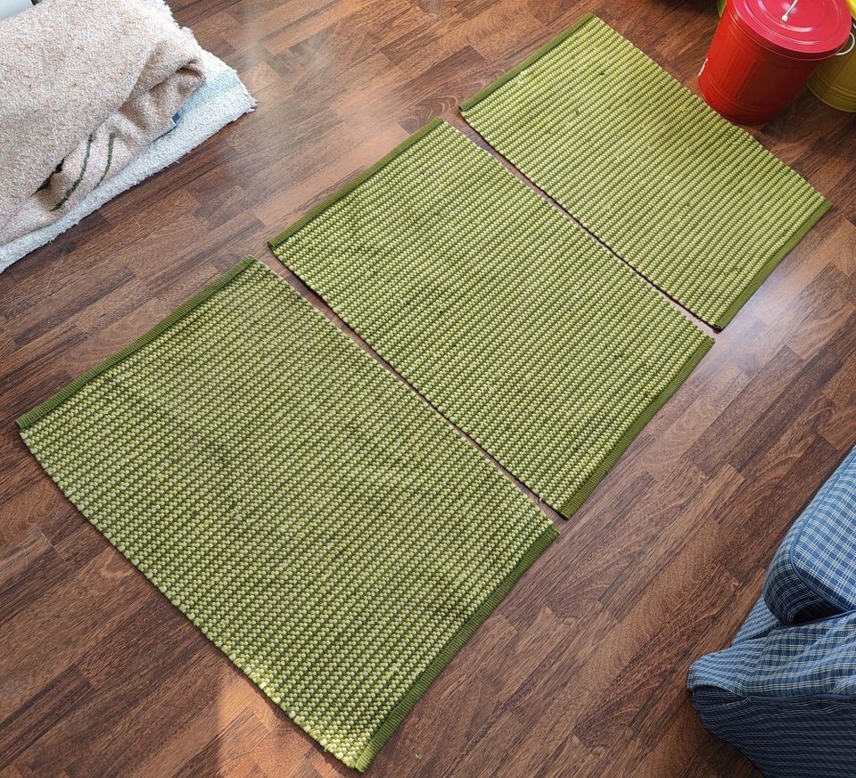 Kolme pientä vihreää mattoa (90 x 58 cm)