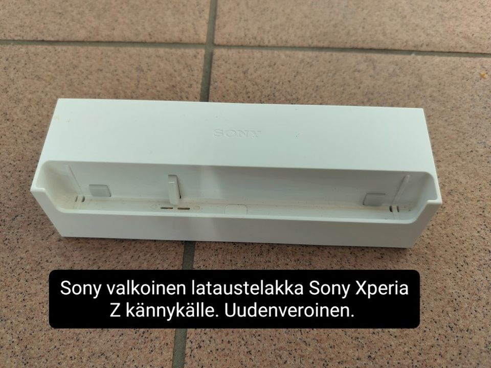 Sony Xperia valkoinen kännykän lataustelakka