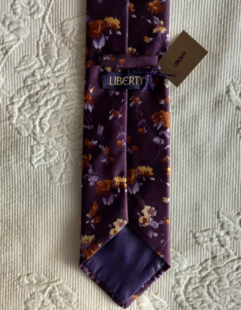 Tyylikäs LIBERTY silkkisolmio. Uusi.