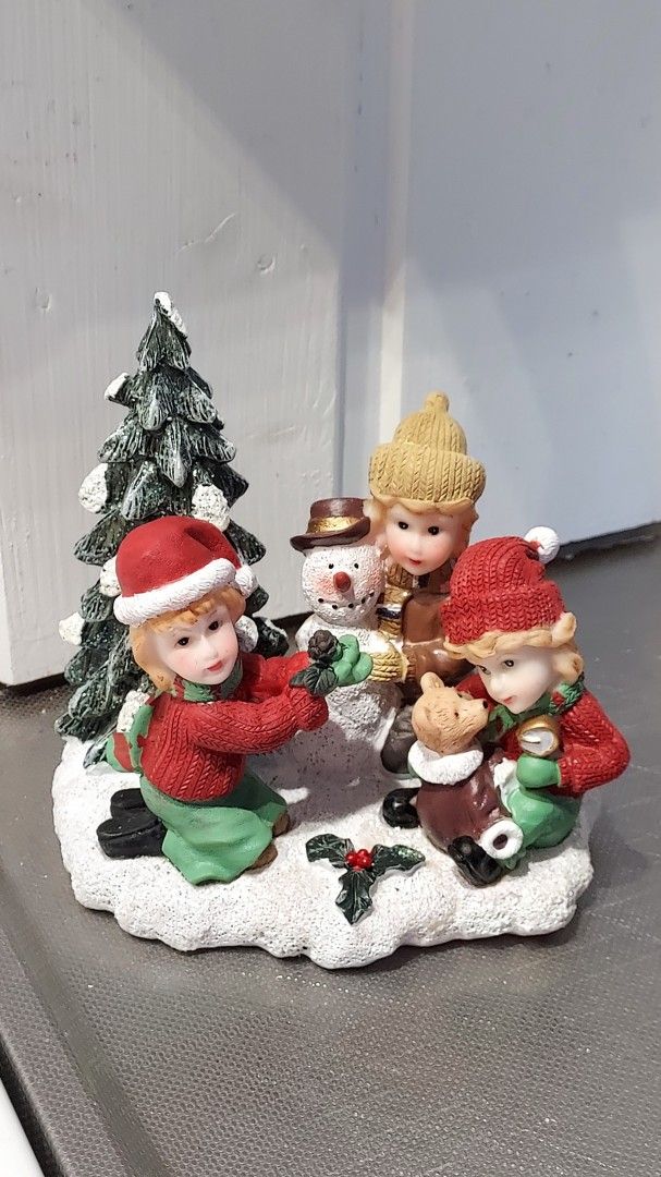 Suloinen joulukoriste, lapset, nalle ja lumiukko