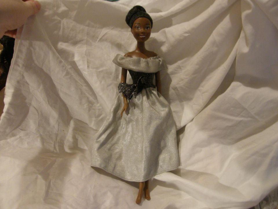 Tummaihoinen Tiana Barbie- nukke + asu DISNEY