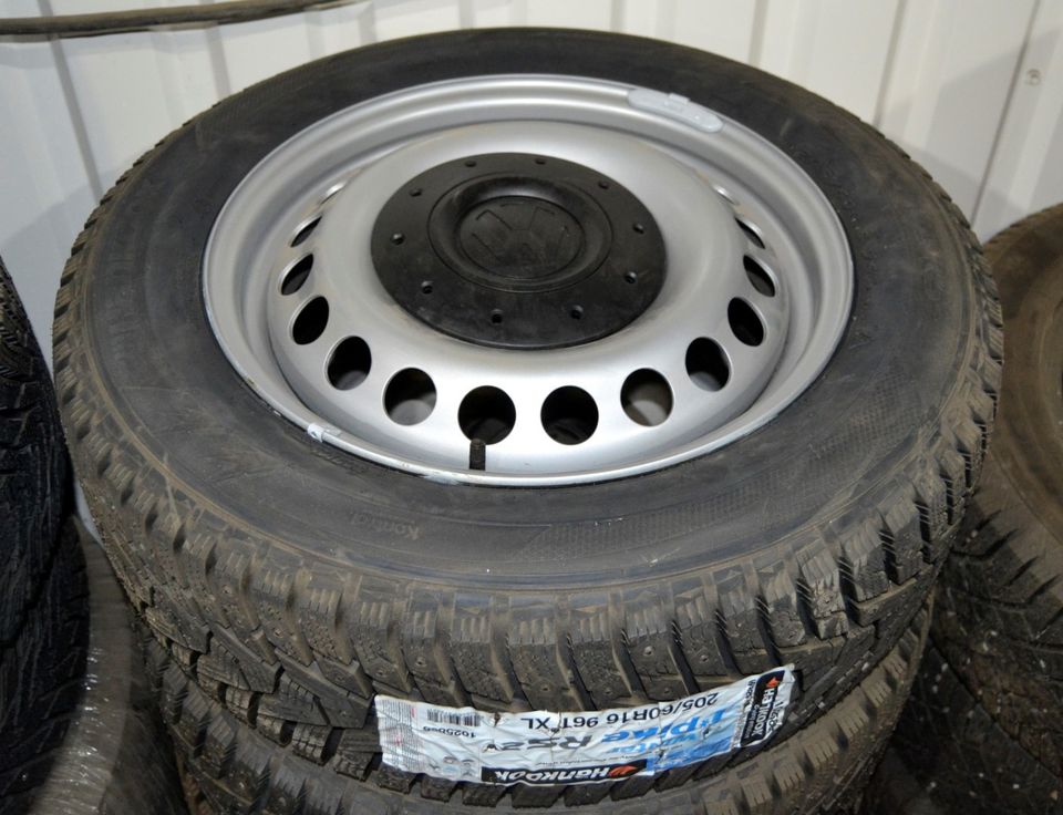 Hankook 205/60R16 vanteilla