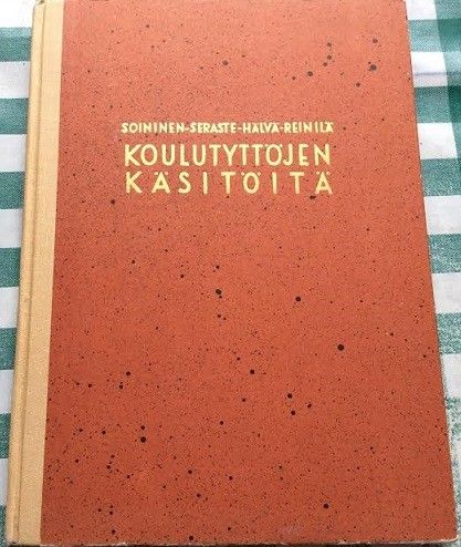 Koulutyttöjen käsitöitä