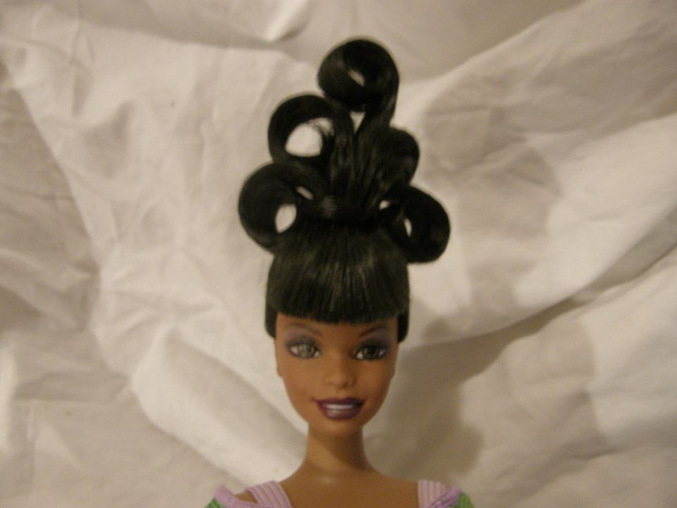 Musta Barbie- nukke, jolla MIELETÖN kampaus