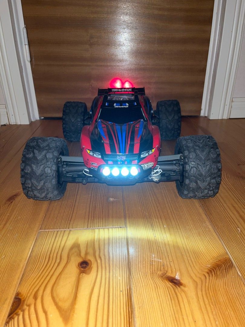 Traxxas Rustler 4x4 1/10 kauko-ohjattava auto