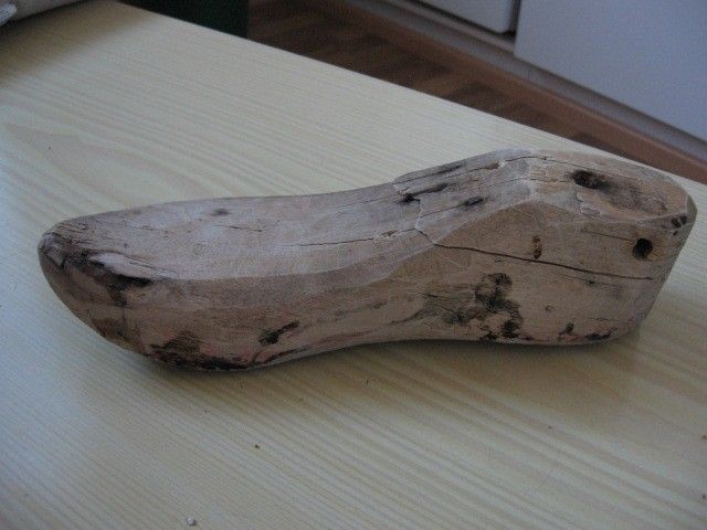 Vanha puinen kengänlesti