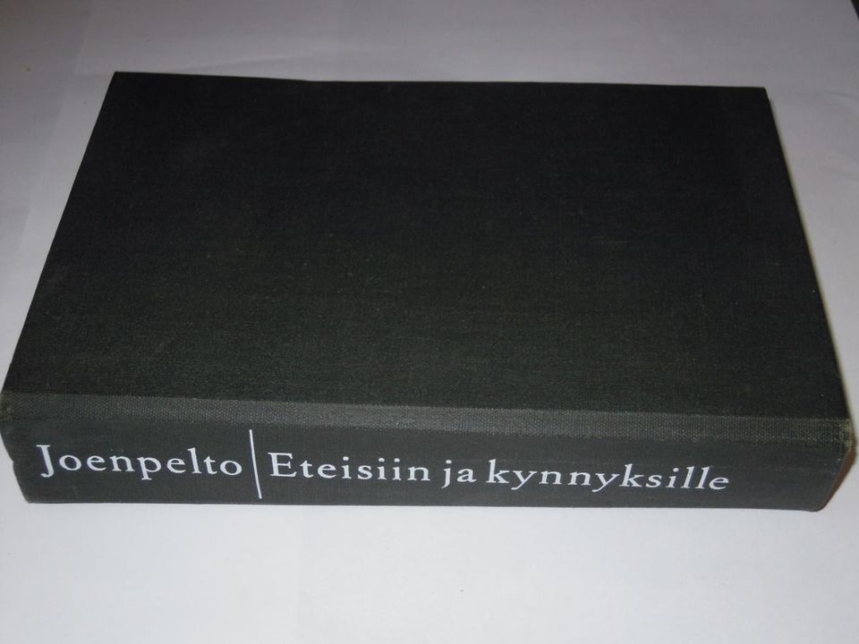 Eeva Joenpelto : Eteisiin ja kynnyksille