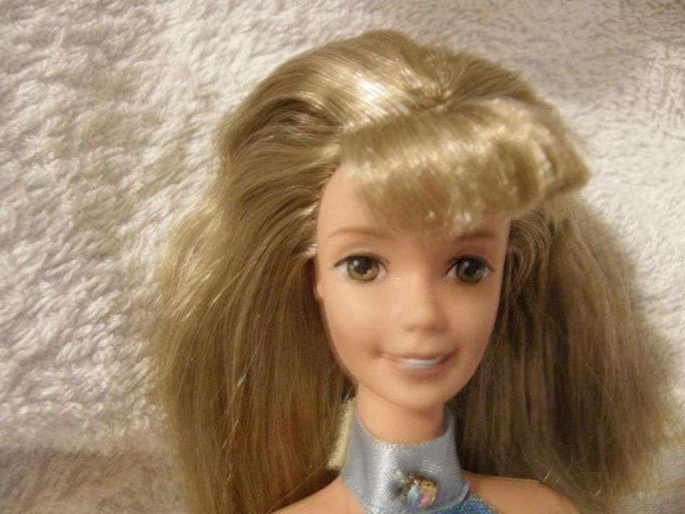 Ruskeatukkainen Barbie- nukke + asu