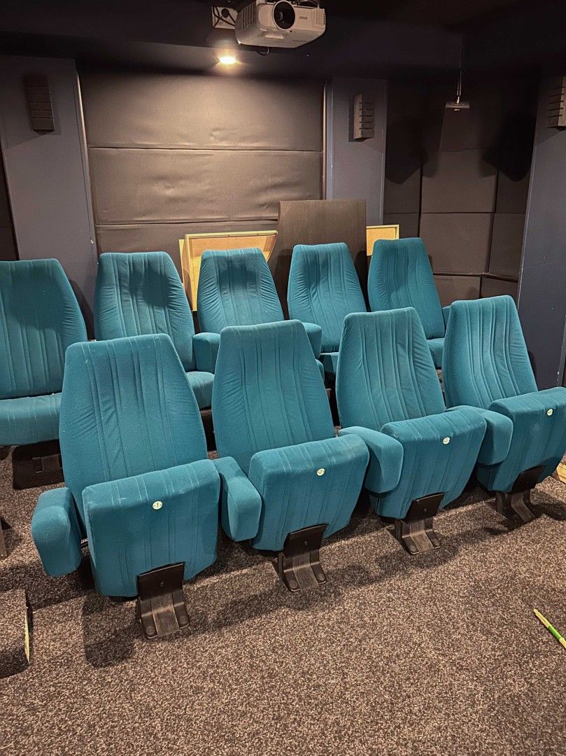 Elokuvateatterin penkit / tuolit 9 kpl (numeroidut)