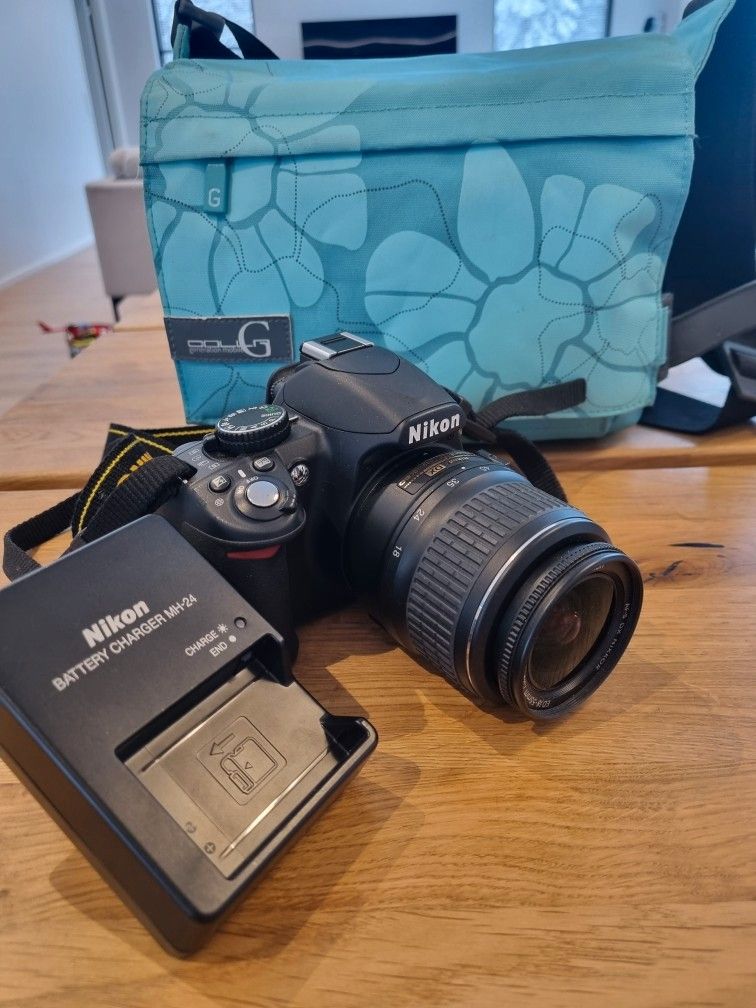 Nikon D3100 järjestelmäkamera + lisävarusteet