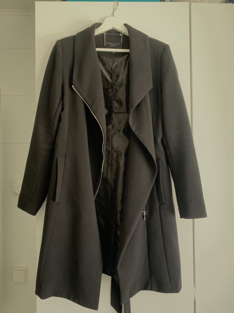 Musta pitkä takki
