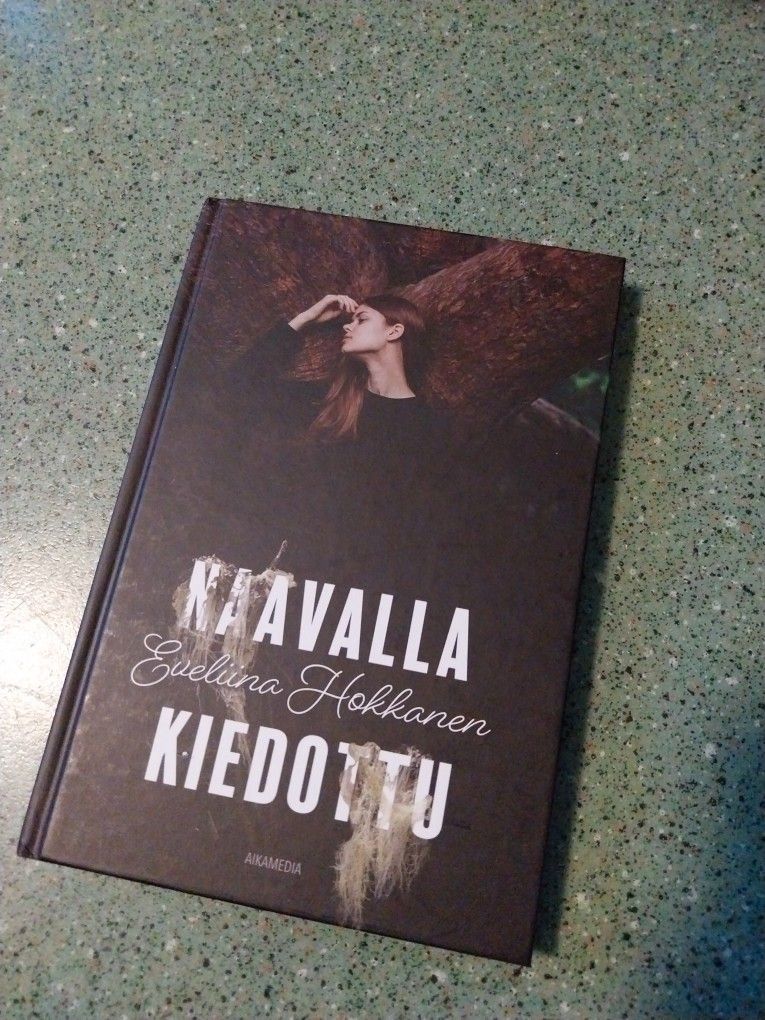 Eveliina Hokkanen Naavalla kiedottu