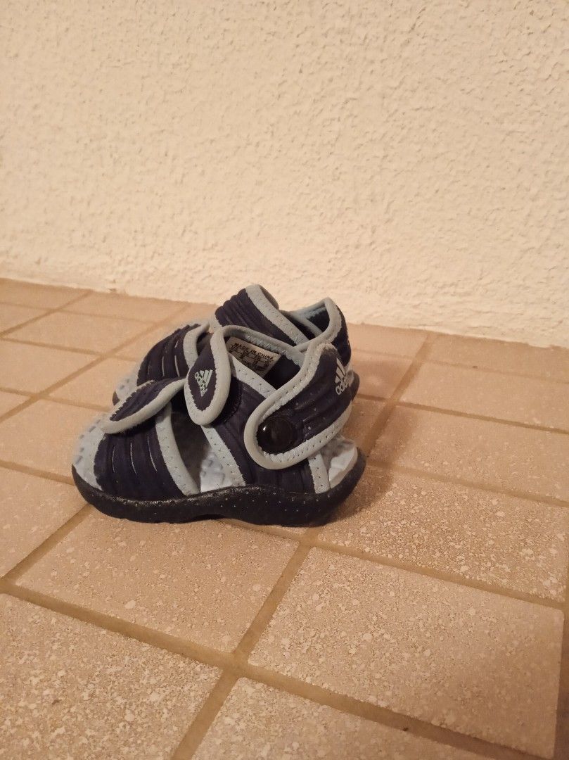 Adidas sandaalit koko 19