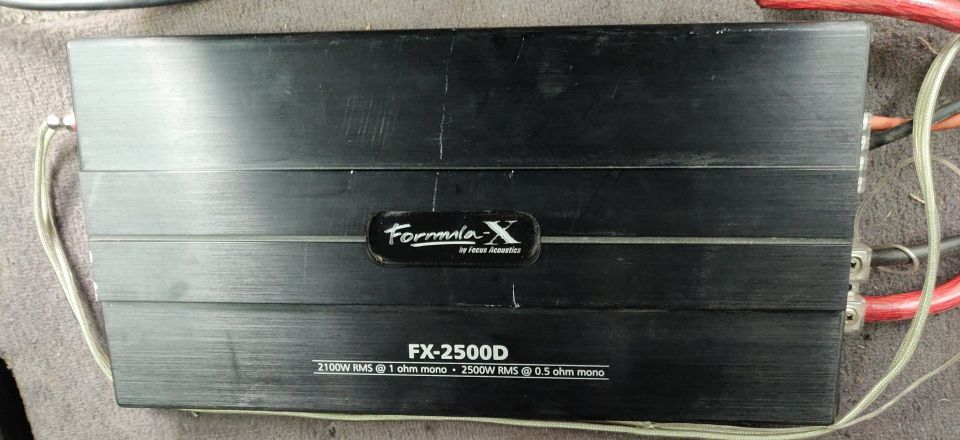 FOCUS ACOUSTICS FX-2500D ja FOCUS ACOUSTICS BLACK