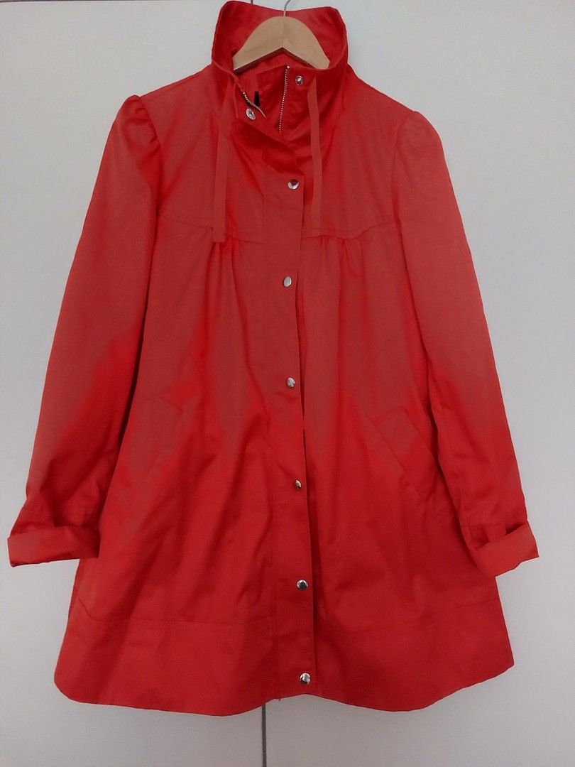 Punainen H&M takki