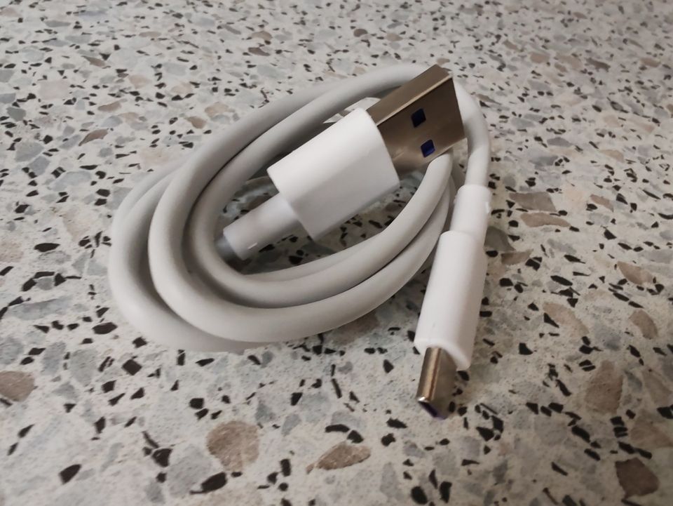 USB-C TO USB 3.1 Pikalataus ja tiedonsiirtokaapeli