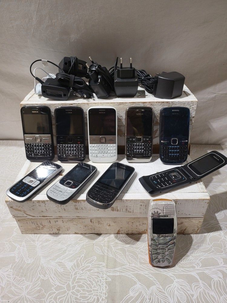 Vanhoja Nokia puhelimia/latureita