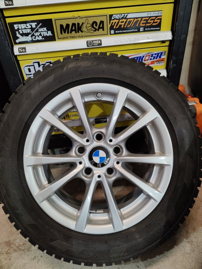 Bmw style 390 vanteet Pirellin 205/60r16 nastoilla