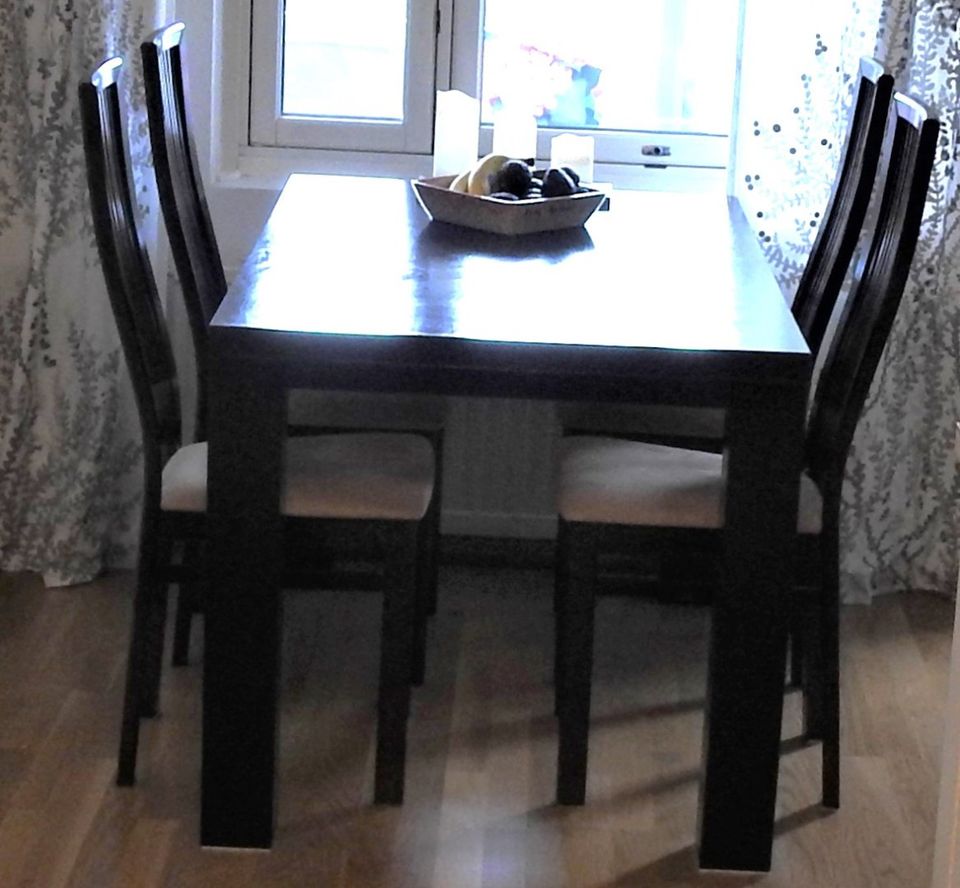 Keittiöpöytä ja -tuolit sekä olohuoneen pöytä malli ISKU