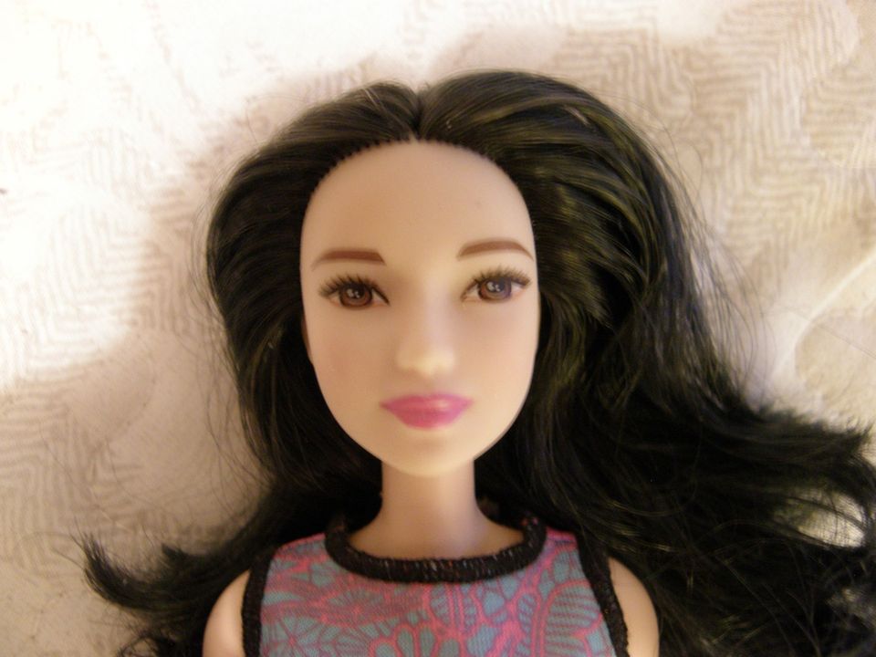 Nätti tummatukkainen Barbie-nukke + lila asu