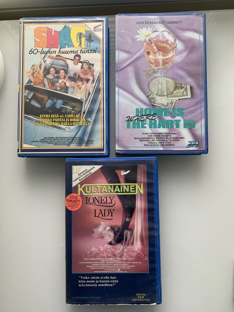 3 VHS videokasettia (2 vuokravideota)