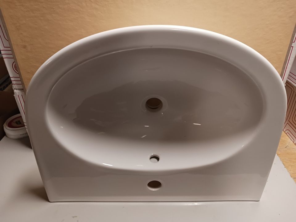Uusi WC/kylpyhuoneen posliininen pesuallas