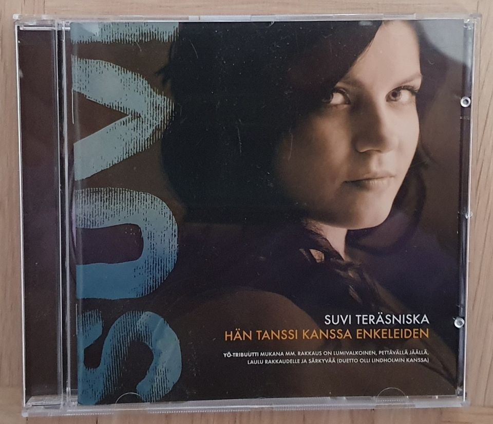 Suvi Teräsniska: Hän tanssii kanssa enkeleiden CD