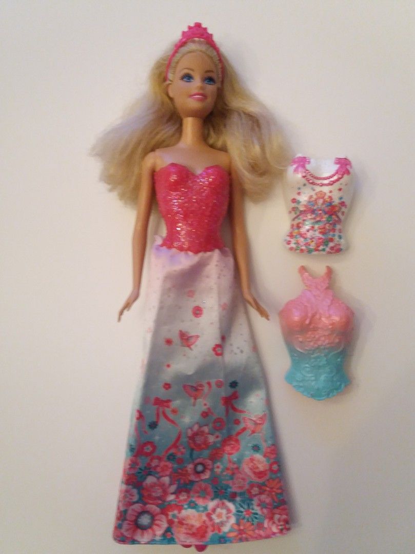 Barbie ja vaihdettavia toppeja