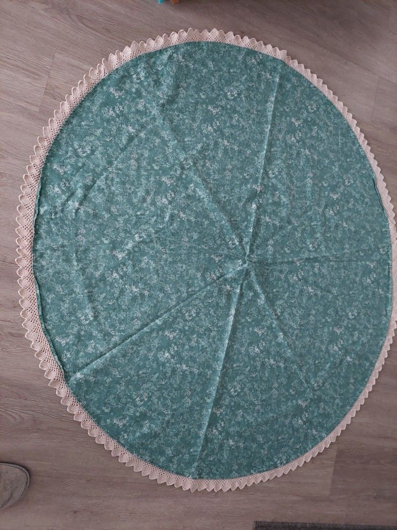 Hienon vihreä pyöreä liina pitsireunalla 125 cm