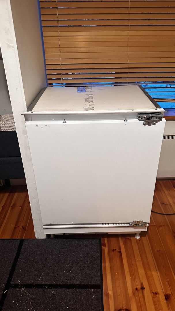 Myydään uudenveroinen  integroitava jääkaappi+ pakastinlokero