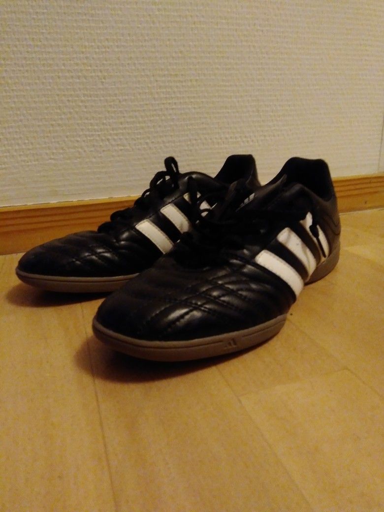 Adidas futsalkengät