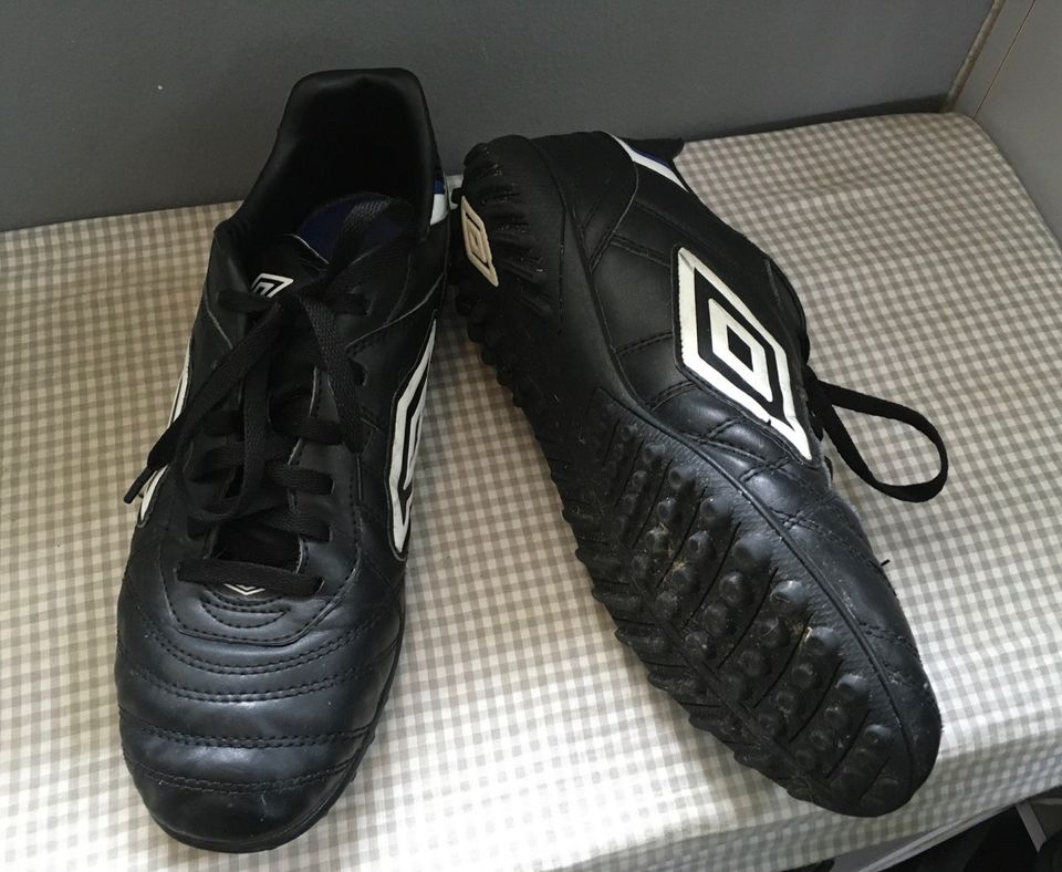 Umbro tekonurmikenkä, koko 42,5