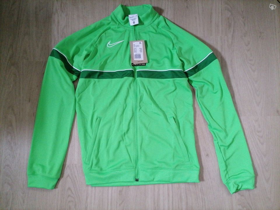 Myynti Nike takki koko 158-170