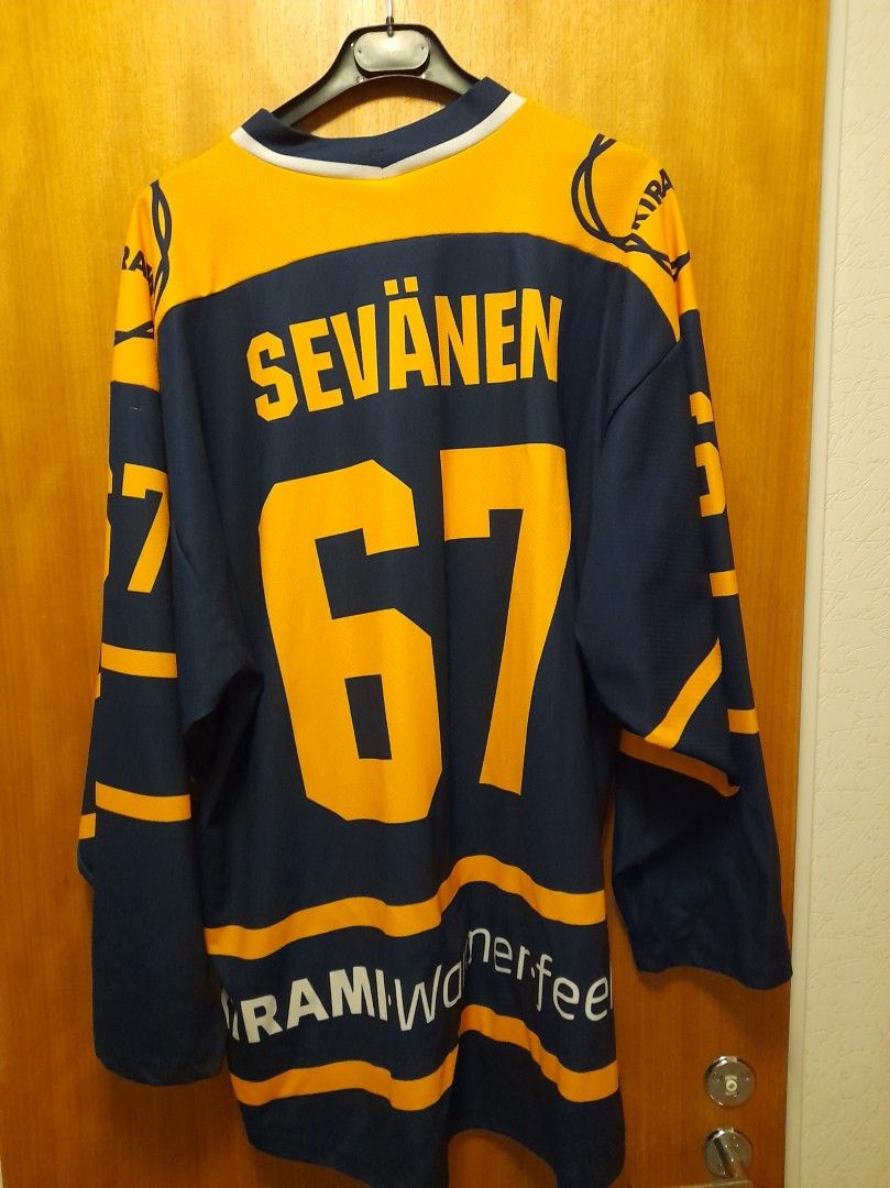 Game worn pelipaitoja, jääkiekko paitakokoelma 2