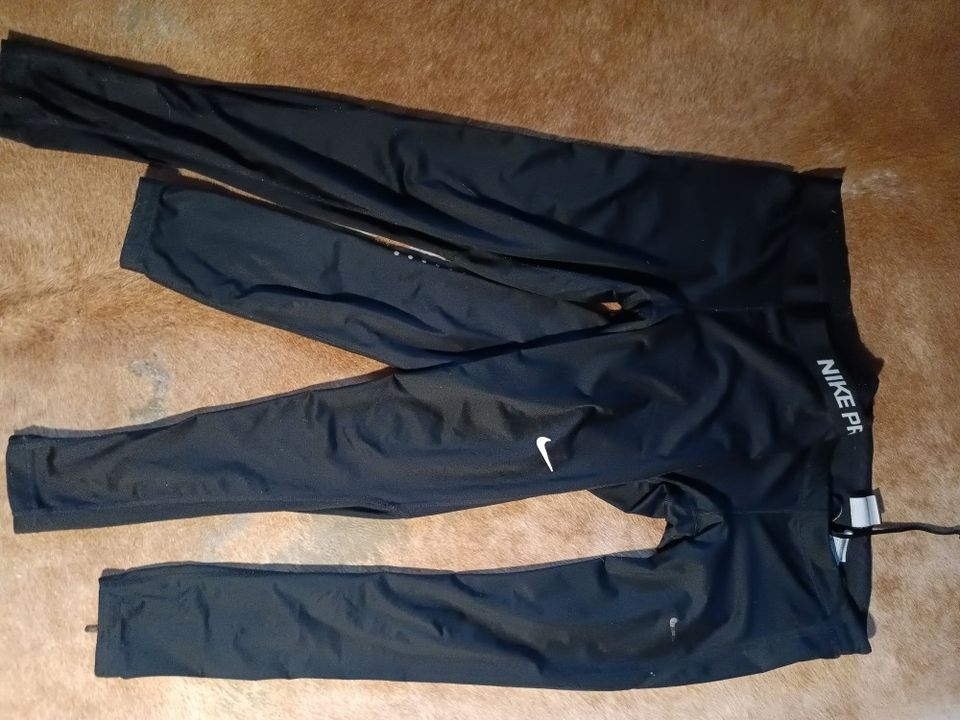 Nikedry fit pro treeni 2 kpl trikoot mustat S