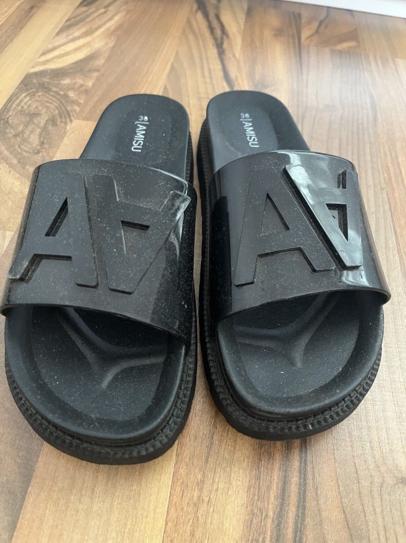 Mustat Amisun sandaalit