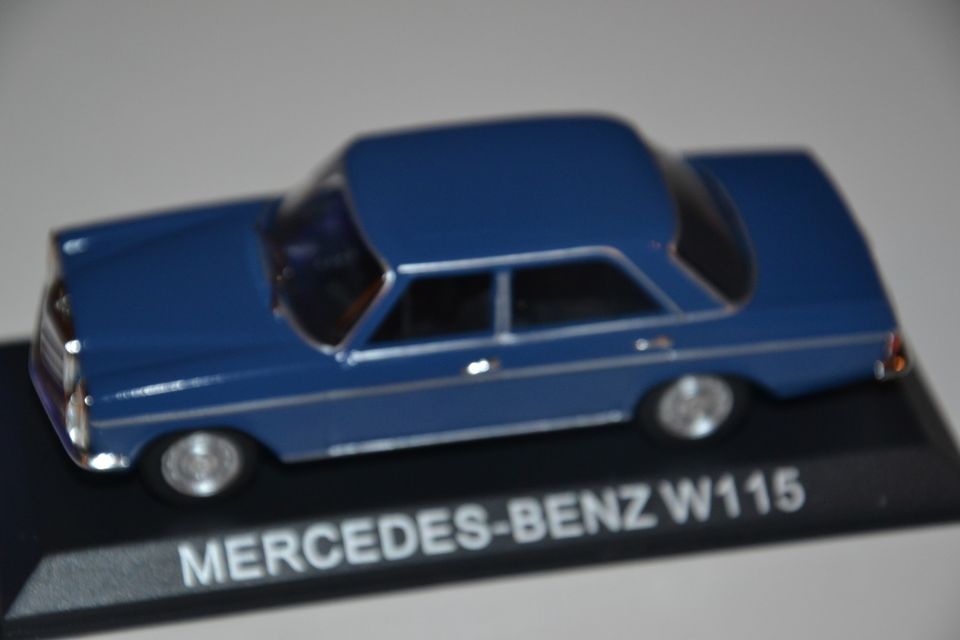Pienoismalli Mercedes-Benz W115 pystylyhty 1/43
